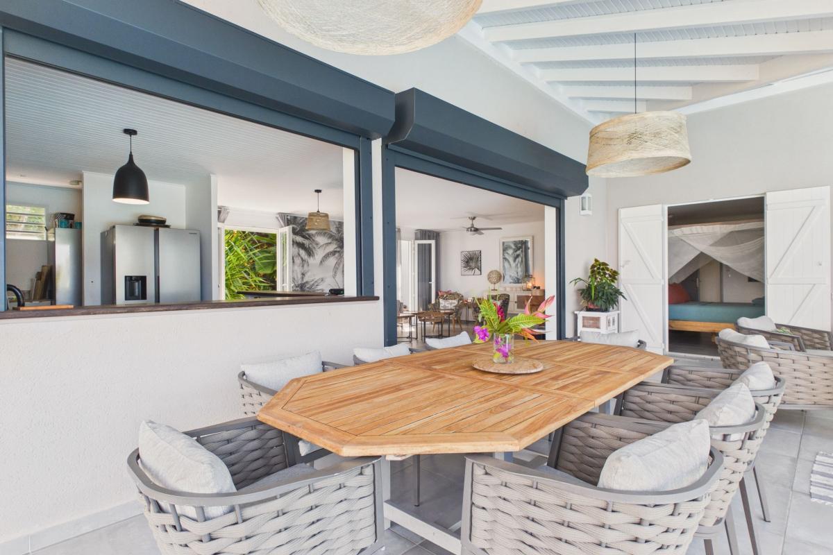 Location villa 10 personnes 5 chambres Martinique -table à manger table à manger